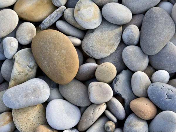 破鵝卵石選哪種破碎石機(jī)好？