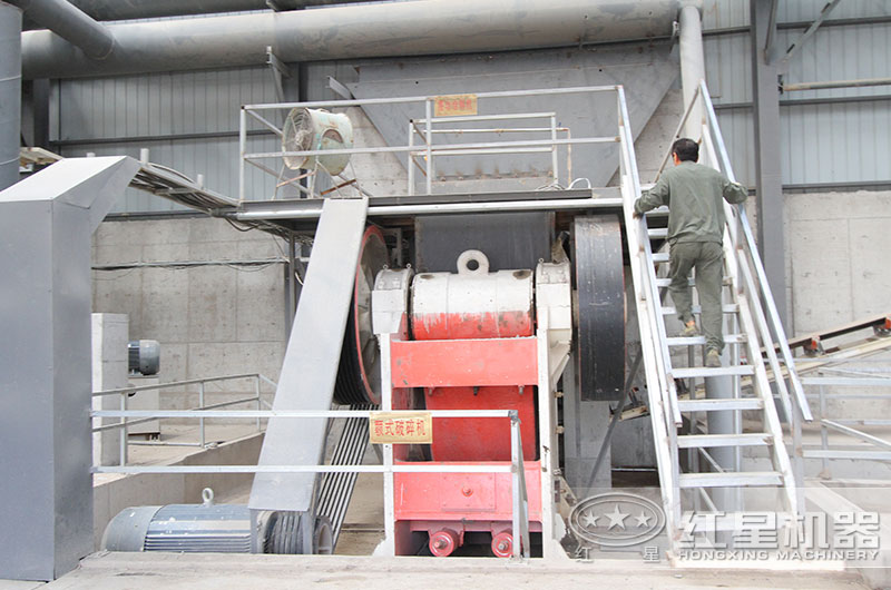 顎式碎石機(jī)工作現(xiàn)場圖片