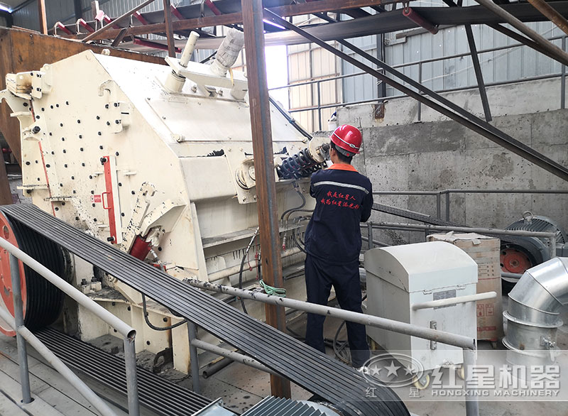 紅星機(jī)器售后人員現(xiàn)場檢查設(shè)備 紅星機(jī)器售后人員現(xiàn)場檢查設(shè)備