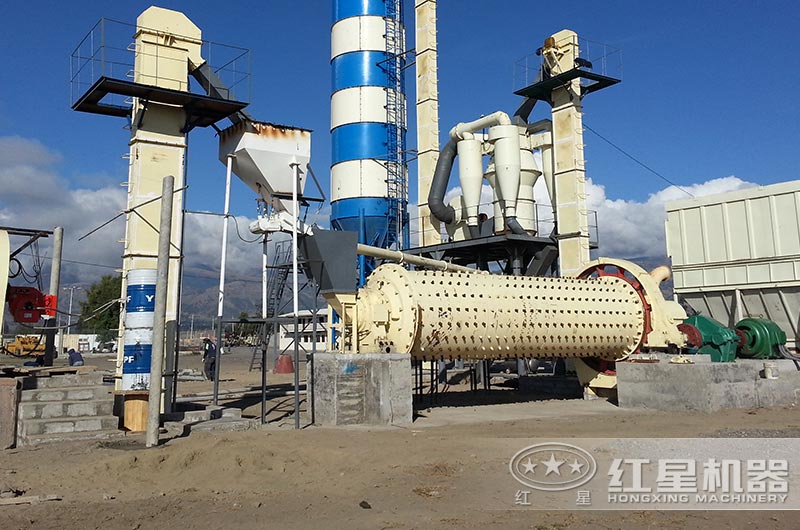 球磨機(jī)粉磨水泥熟料現(xiàn)場(chǎng) 球磨機(jī)粉磨水泥熟料現(xiàn)場(chǎng)