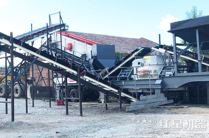 河南客戶移動(dòng)式制砂機(jī)工作現(xiàn)場圖片