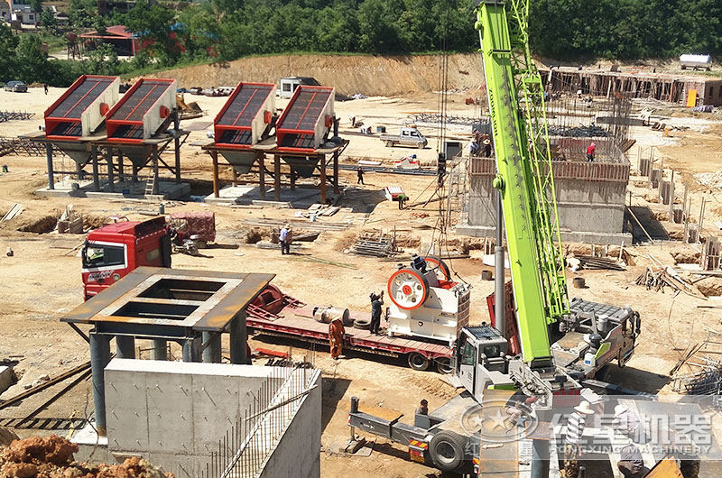 大型固定式破碎設備碎石生產(chǎn)線安裝現(xiàn)場