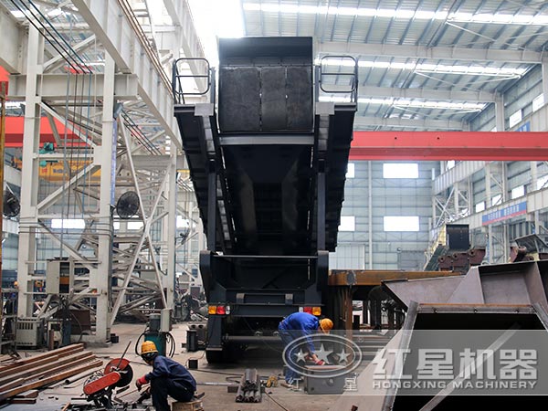 移動(dòng)圓錐破碎機(jī)廠家生產(chǎn)車間