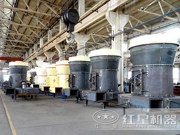 環(huán)保型雷蒙磨粉機(jī)生產(chǎn)車(chē)間