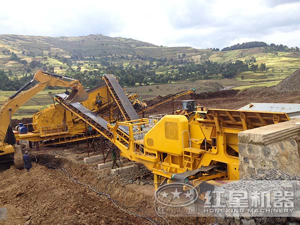 移動(dòng)破碎站生產(chǎn)現(xiàn)場