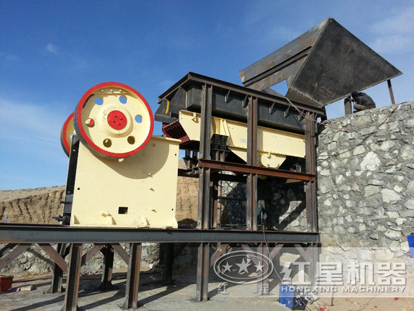 戶(hù)外工作中的鄂式破碎機(jī)