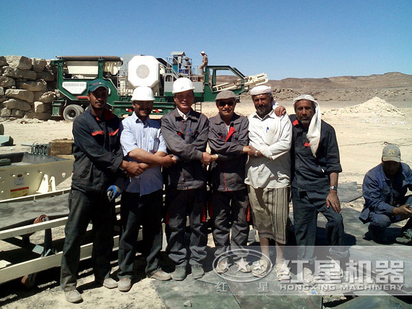 移動(dòng)碎石機(jī)生產(chǎn)現(xiàn)場(chǎng)客戶留影