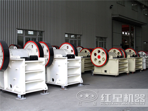 紅星礫石顎破粉碎設(shè)備生產(chǎn)廠家車(chē)間一角