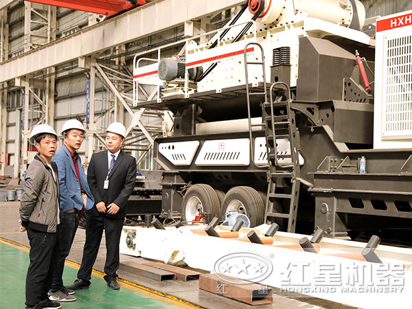 用戶(hù)來(lái)紅星考察移動(dòng)破碎車(chē)