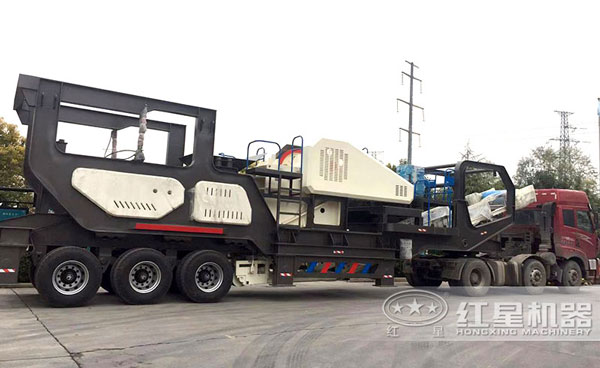 輪式流動砂石破碎車，高產(chǎn)、快捷，時產(chǎn)百噸毫無壓力