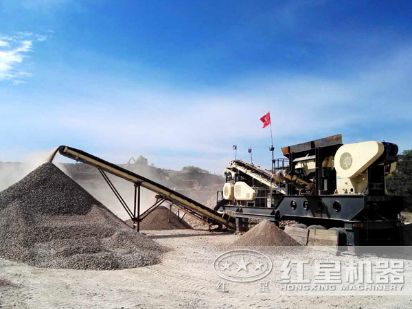 移動(dòng)破碎車(chē)生產(chǎn)現(xiàn)場(chǎng)