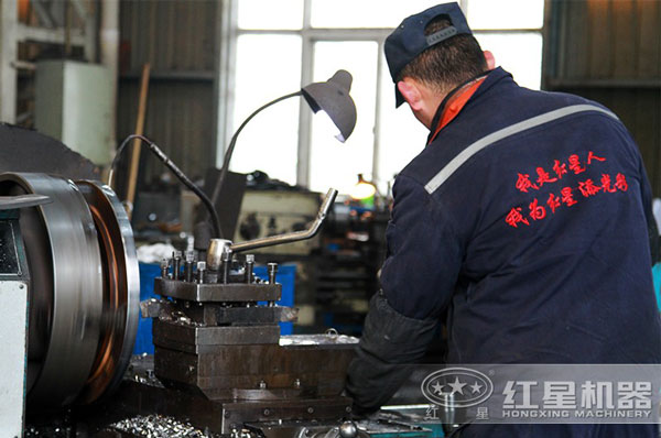 河南紅星技術(shù)人員正在認真的測試