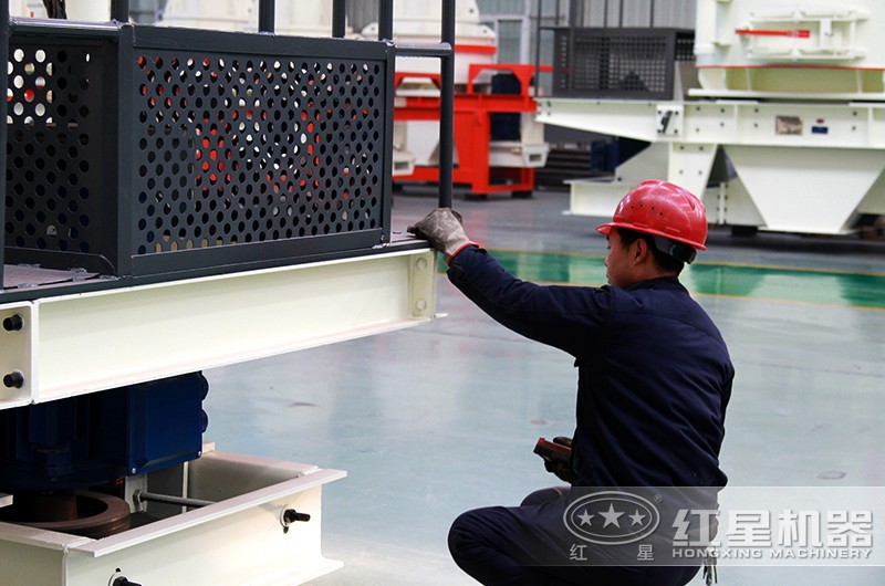 紅星技術(shù)人員正在認(rèn)真檢測粉碎機(jī)