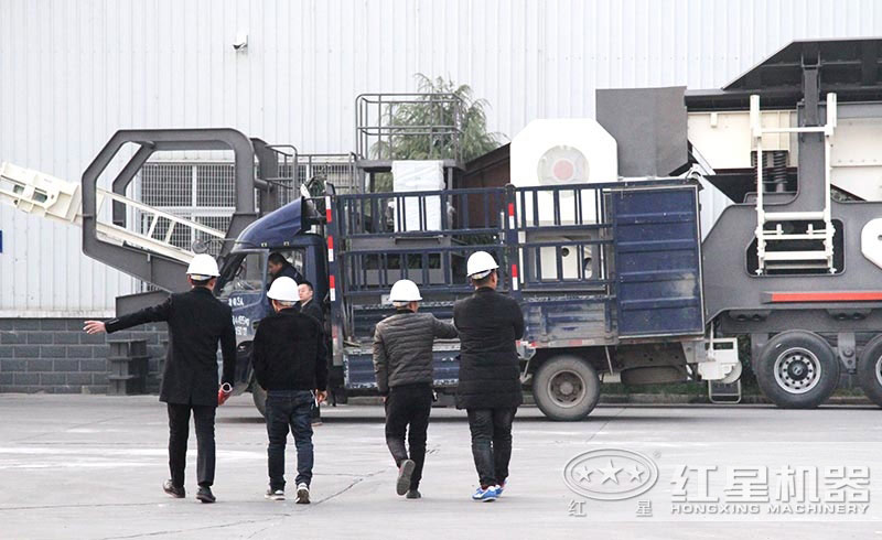 技術(shù)經(jīng)理陪同用戶(hù)參觀紅星移動(dòng)式破碎磕沙機(jī)