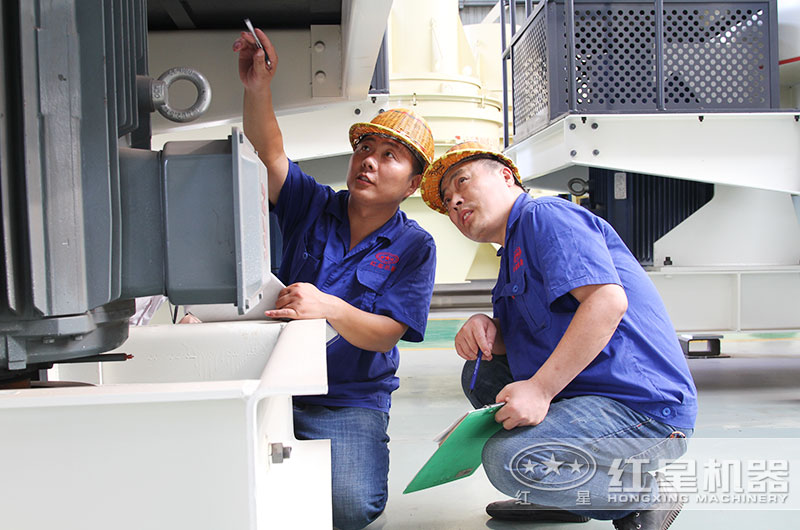 技術(shù)嫻熟的紅星技術(shù)人員正在認真檢測數(shù)據(jù)