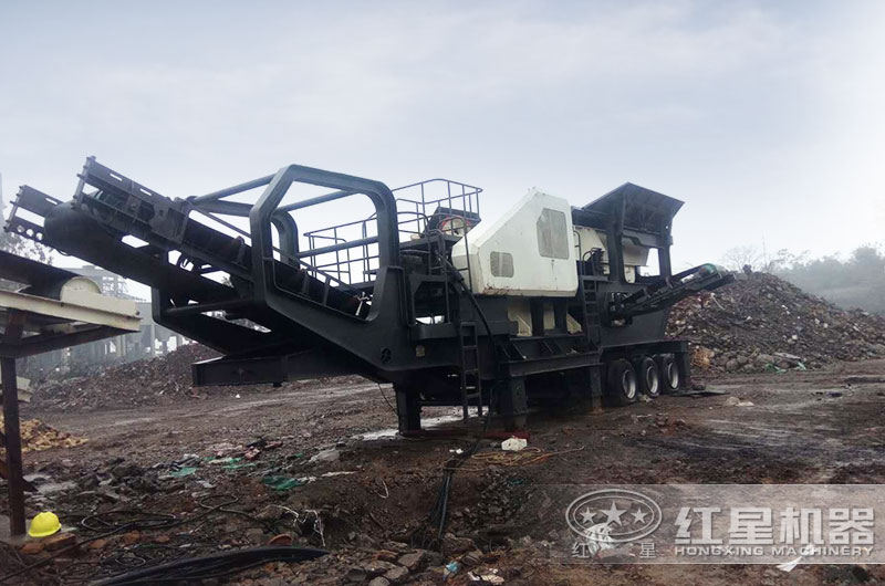 移動750碎石機已經(jīng)到達(dá)又一處破碎現(xiàn)場