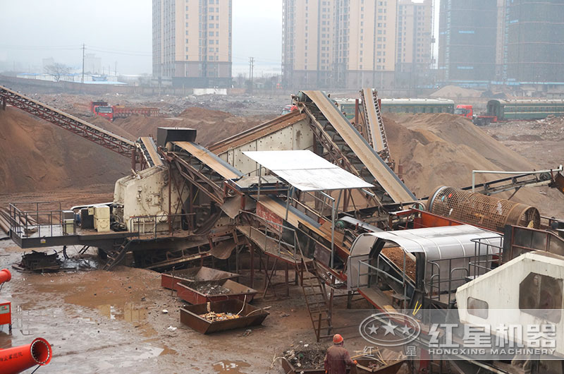 移動(dòng)式破碎機(jī)現(xiàn)場圖