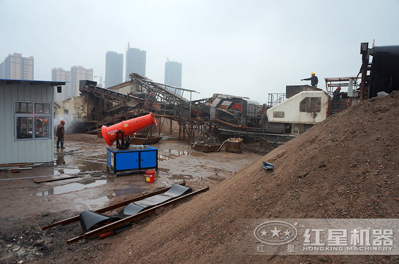 配置噴淋裝置的移動(dòng)石子破碎機(jī)生產(chǎn)現(xiàn)場(chǎng)