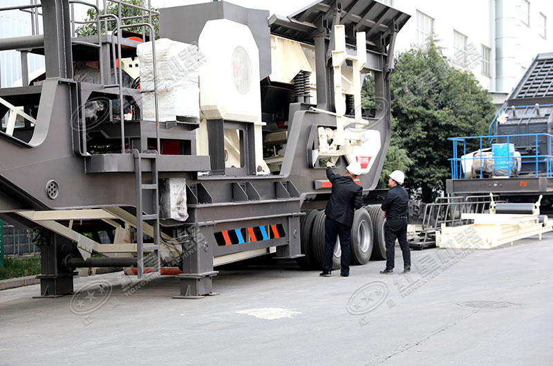 移動(dòng)石子破碎機(jī)廠家車間一角