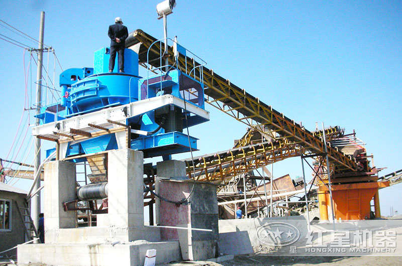 能把石頭打成沙子的機(jī)器多少錢，可以過環(huán)保嗎？