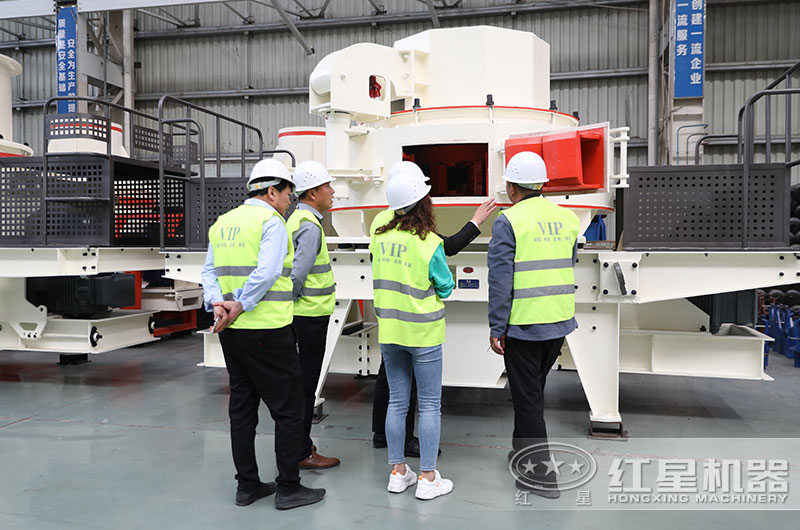 客戶來(lái)廠參觀機(jī)制砂設(shè)備