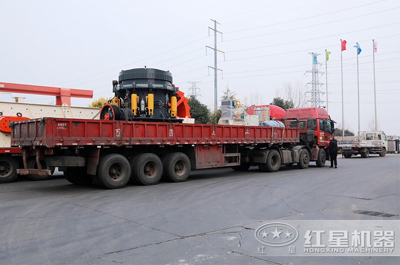 圓錐碎石機(jī)裝車發(fā)貨現(xiàn)場