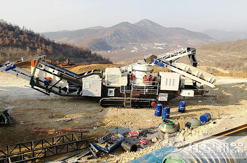 履帶移動式石子破碎機怎么樣？紅星帶您走進山東煙臺碎石現(xiàn)場親身體驗