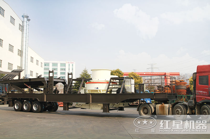 移動(dòng)制砂機(jī)掛上車頭即將開往花崗巖粉碎場地