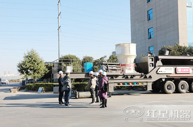 浙江嘉興用戶來廠考察環(huán)保移動石子破碎機(jī)