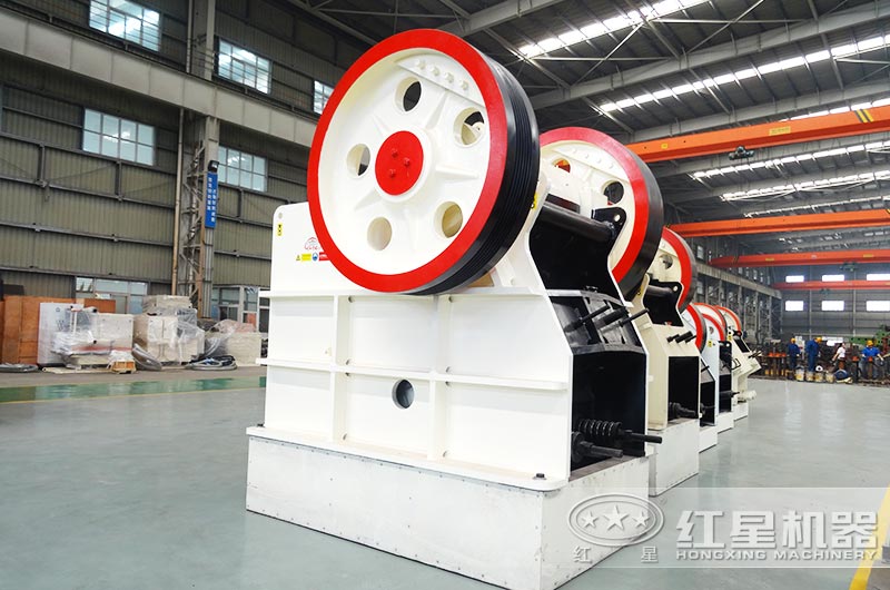 PE900*1200鄂式碎石機產(chǎn)量大概多少？能破碎水泥塊嗎？