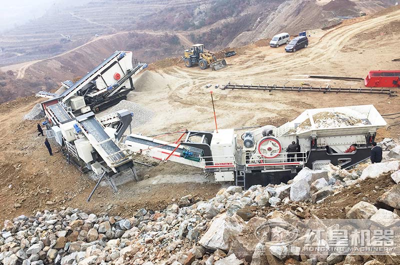 履帶移動(dòng)破碎機(jī)設(shè)備做石子現(xiàn)場