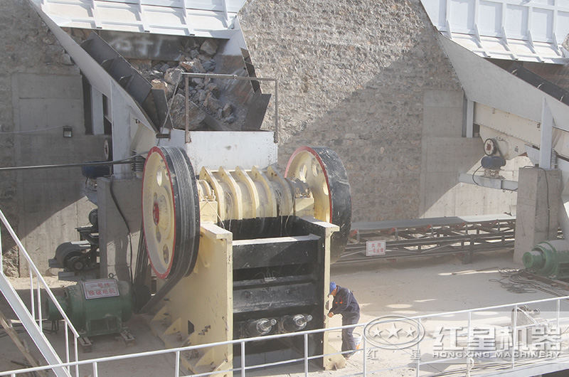 時(shí)產(chǎn)1000噸的鄂破機(jī)下料口多大，有哪些型號(hào)？