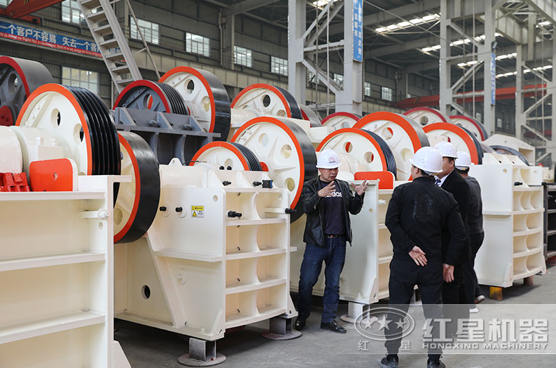 山東煙臺(tái)用戶來廠選購廢玻璃粉碎機(jī)