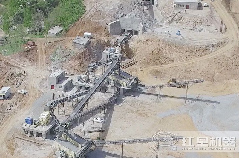 石頭粉碎機生產青石石子現(xiàn)場