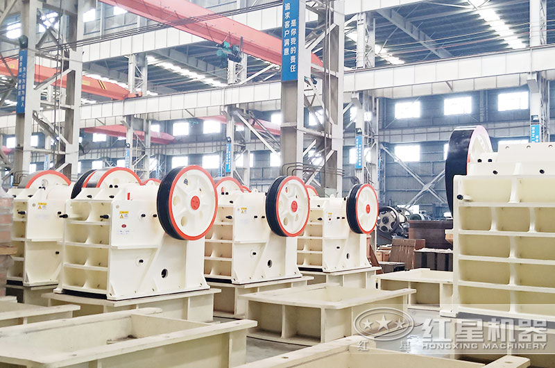 日產(chǎn)2000噸石子的顎式破碎機(jī)生產(chǎn)車(chē)間