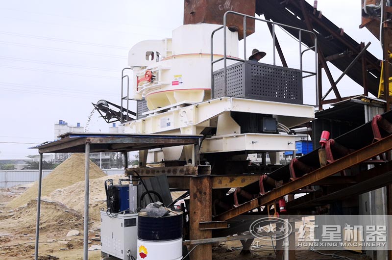 時產(chǎn)300噸花崗巖機(jī)制砂生產(chǎn)現(xiàn)場