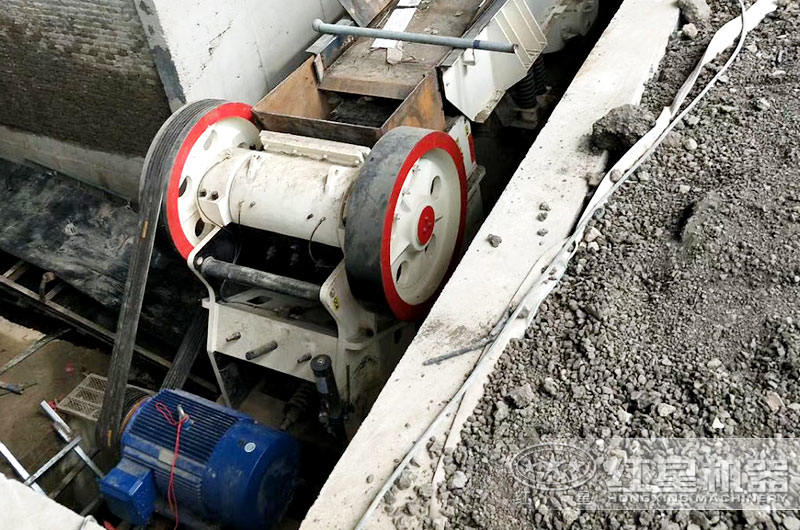 破碎石頭機10萬的有多大產(chǎn)量，哪個廠家生產(chǎn)的質(zhì)量好？