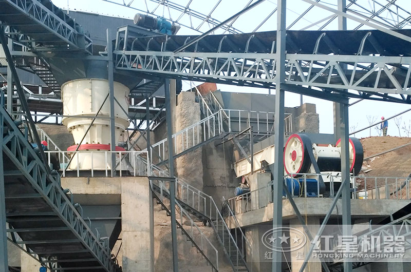 圓錐破與顎破機搭配處理花崗巖現(xiàn)場