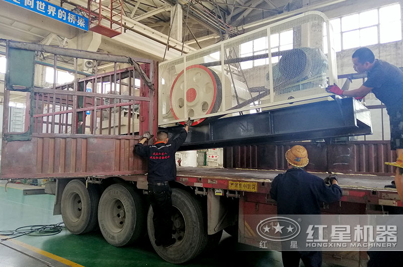河南紅星對(duì)輥式制砂機(jī)又發(fā)貨啦！
