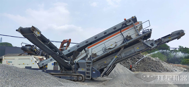 履帶移動(dòng)破加工白云石同出石子、沙子現(xiàn)場(chǎng)