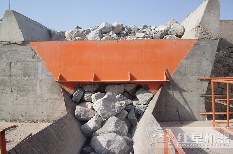 日產1萬方的石子加工廠需要配置幾臺多大型號的顎破機？