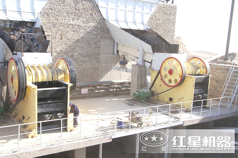 兩臺(tái)PE系列69顎破機(jī)聯(lián)合作業(yè)現(xiàn)場